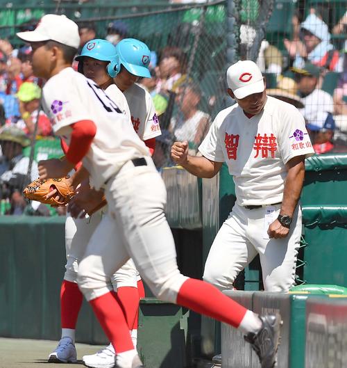 米子東対智弁和歌山　夏の甲子園初勝利をあげ力のこもったガッツポーズをする智弁和歌山・中谷監督（撮影・上田博志）