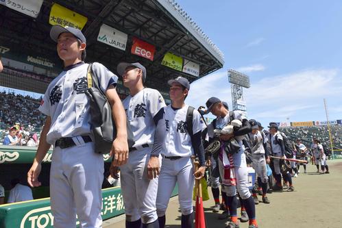 明徳義塾対藤蔭　グラウンドに一礼して引き揚げる藤蔭・竹下監督（手前）らナイン（撮影・上田博志）