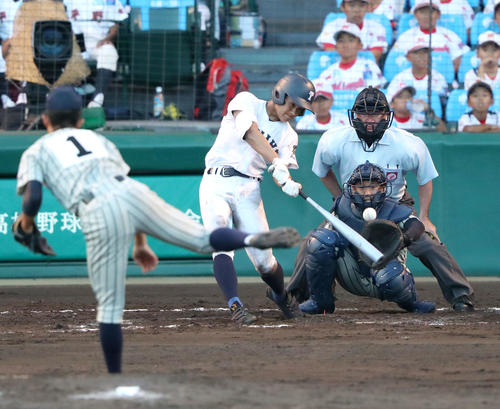 敦賀気比対富島　9回裏富島1死、松浦佑星は中に三塁打を放つ（撮影・上山淳一）