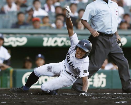敦賀気比―富島　4回裏富島2死一、三塁、打者小貫のとき、一走との重盗を決め生還する三走松浦（共同）