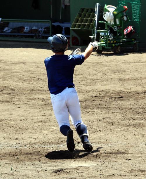 実戦形式の練習で本塁打を放った北照の斎藤（撮影・永野高輔）