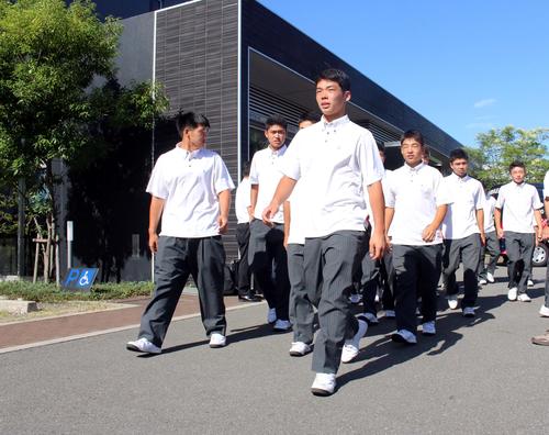 初戦敗退から一夜明け、宿舎を出る持丸主将ら旭川大高の選手たち（撮影・永野高輔）