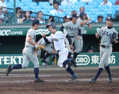 敦賀気比対富島　9回裏富島2死三塁、笠島（右端）は黒田（中央）を一ゴロに仕留め勝利のガッツポーズ（撮影・上山淳一）