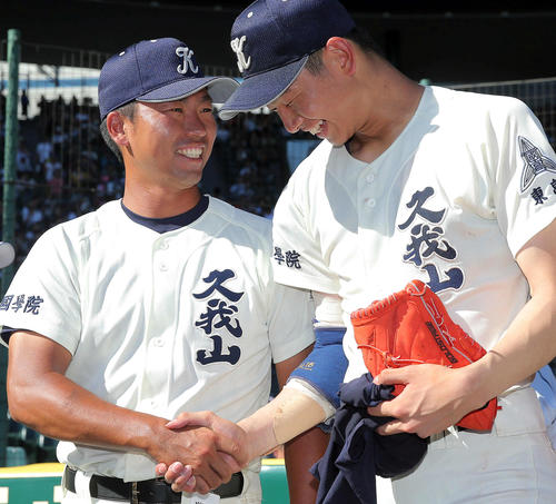 国学院久我山対前橋育英　初戦突破で国学院久我山・高下（右）と笑顔で握手を交わす尾崎監督（撮影・松本俊）
