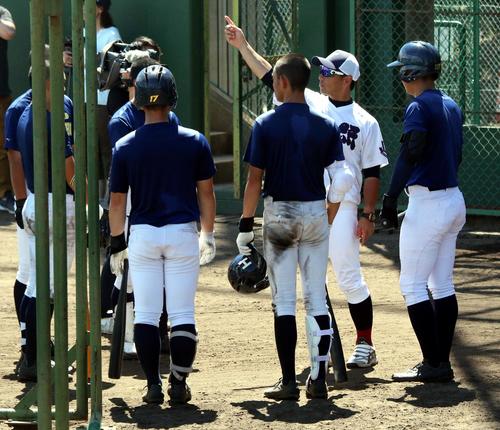 甲子園の浜風について説明する北照の上林監督（奥）（撮影・永野高輔）