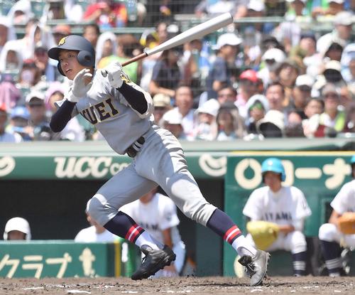 飯山対仙台育英　3回裏仙台育英2死一、三塁、左前に2点勝ち越し適時打を放つ千葉蓮（撮影・上田博志）＝2019年8月9日、甲子園球場