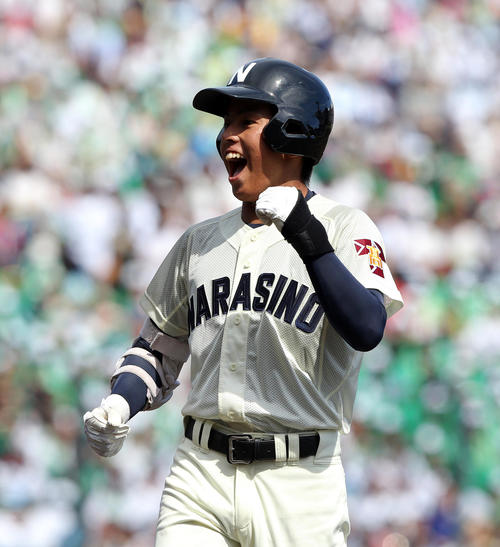 習志野対沖縄尚学　2回表習志野2死三塁、左前適時打を放ち、ガッツポーズする山内（撮影・大野祥一）