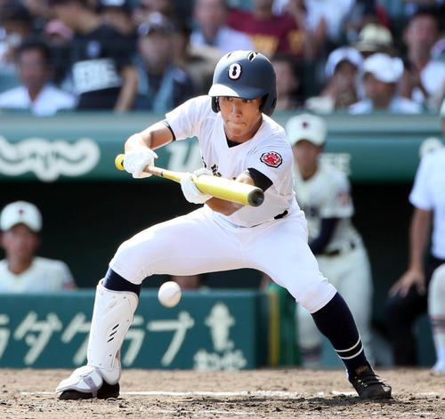 4回裏沖縄尚学1死三塁、奥原は三塁線へスクイズを決める（撮影・栗木一考）