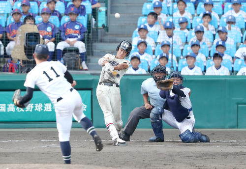 習志野対沖縄尚学　10回表習志野1死二塁、和田は中越え適時二塁打を放つ（撮影・上山淳一）