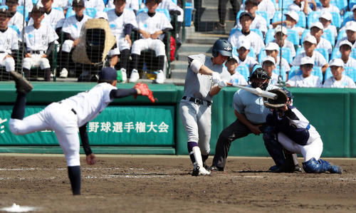 鳴門対花巻東　5回裏花巻東2死一、二塁、右越え2点適時打を放つ中村（撮影・前田充）