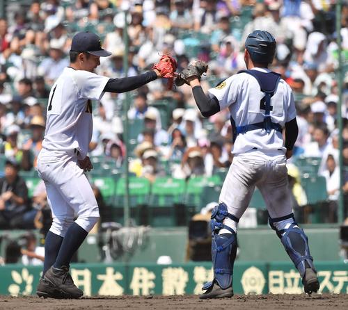鳴門対花巻東　花巻東に勝利し原田力輝（右）とグラブタッチする鳴門エース西野知輝（撮影・上田博志）