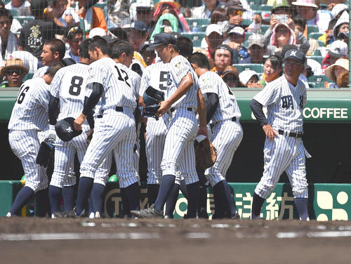 明徳義塾対藤蔭　ベンチ前でナインに指示を出しベンチに戻る明徳義塾・馬淵監督（右）（撮影・上田博志）