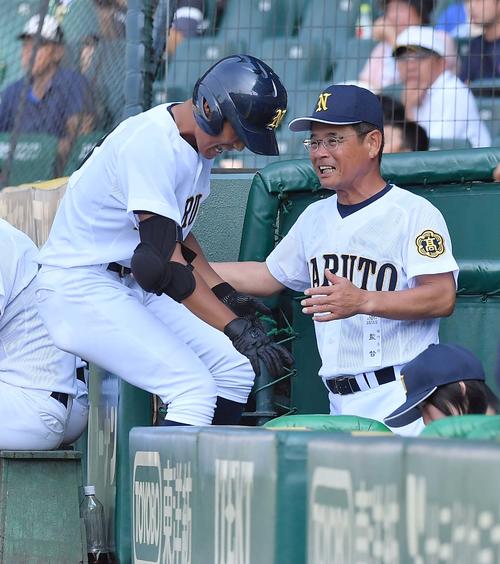 鳴門対花巻東　3回表鳴門1死一、三塁、誕生日に打点をあげた納田源一郎を笑顔で出迎える森脇稔監督（撮影・上田博志）