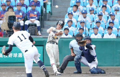 習志野対沖縄尚学　10回表習志野1死二塁、和田は中越え適時二塁打を放つ（撮影・上山淳一）