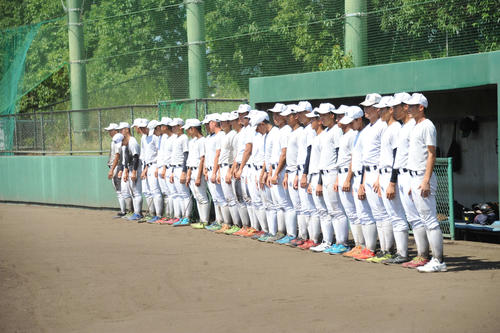 試合前の最後の練習を終え、整列する日本文理ナイン