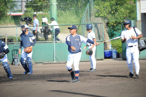 最終調整で自らノックをする鈴木監督（中央）