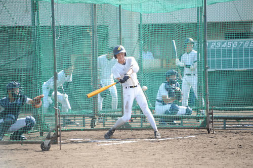 仕上げの打撃練習をする長坂
