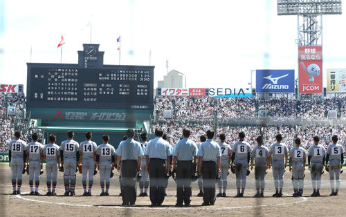 飯山対仙台育英　飯山に勝利して校歌斉唱で整列する仙台育英ナイン