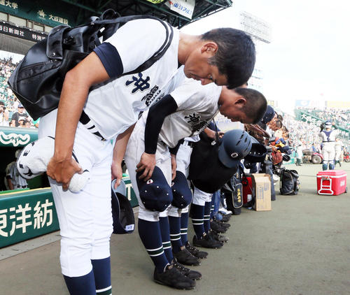 試合後、グラウンドに一礼する沖縄尚学・比嘉監督（手前）らナイン（撮影・栗木一考）