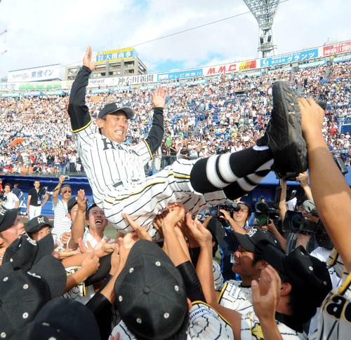 09年7月29日、全国高校野球選手権神奈川県大会決勝　桐蔭学園対横浜隼人　延長11回サヨナラ勝ちで優勝が決まり大喜びのナインに胴上げされる横浜隼人・水谷哲也監督