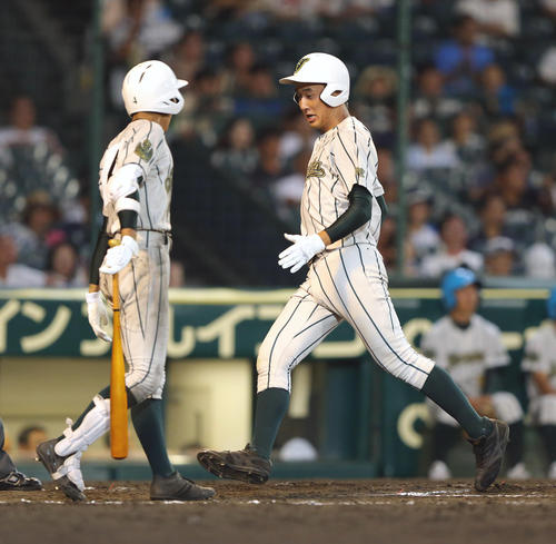 鶴岡東対高松商　8回表鶴岡東2死二塁、森の適時打で生還する丸山（右）（撮影・大野祥一）