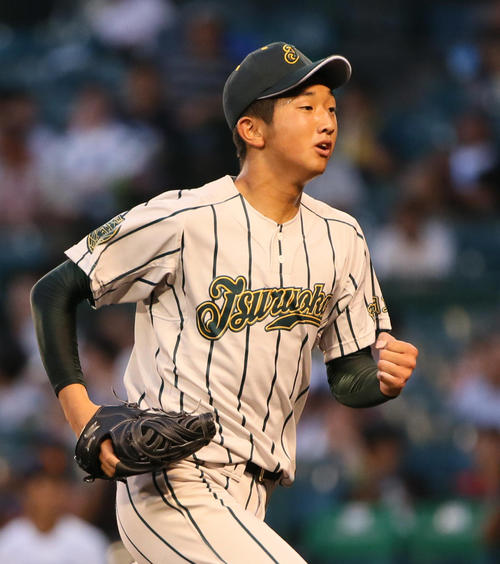 6回裏高松商2死満塁、飛倉を空振り三振に仕留めガッツポーズを見せる影山（撮影・栗木一考）