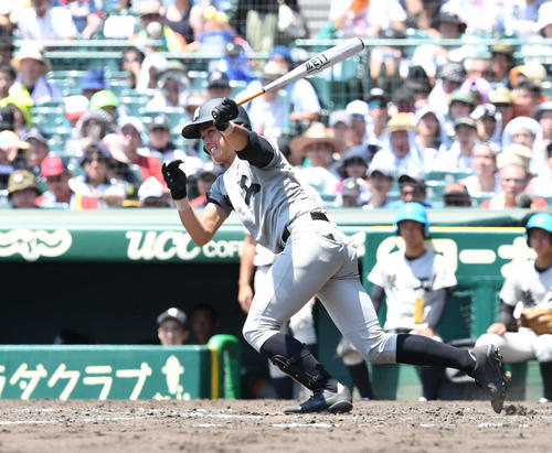 山梨学院対熊本工　4回裏熊本工2死二塁、青山は左翼へ適時二塁打を放つ（撮影・山崎安昭）
