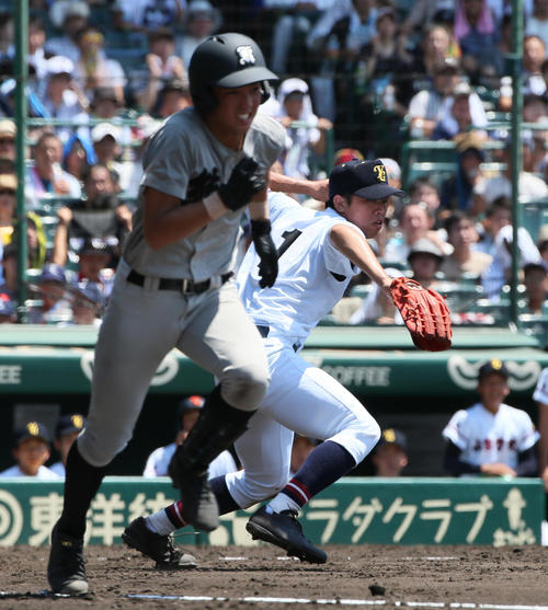 2回裏熊本工1死一塁、青山のフライをワンバウンドして併殺とする相沢（撮影・栗木一考）