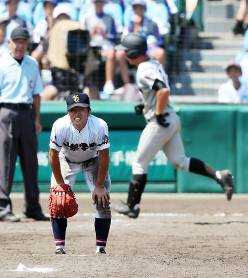山梨学院対熊本工　12回裏熊本工1死、山口（後方）にサヨナラ本塁打を浴びた山梨学院・相沢（撮影・前田充）