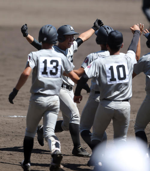 山梨学院対熊本工　12回裏熊本工1死、中越えサヨナラ本塁打を放ち、笑顔で仲間と喜び合う山口（左から2人目）（撮影・大野祥一）
