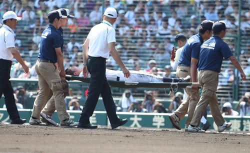 広島商対岡山学芸館　1回表広島商2死、水岡嶺の打球が当たり、担架で運ばれる丹羽淳平（撮影・白石智彦）
