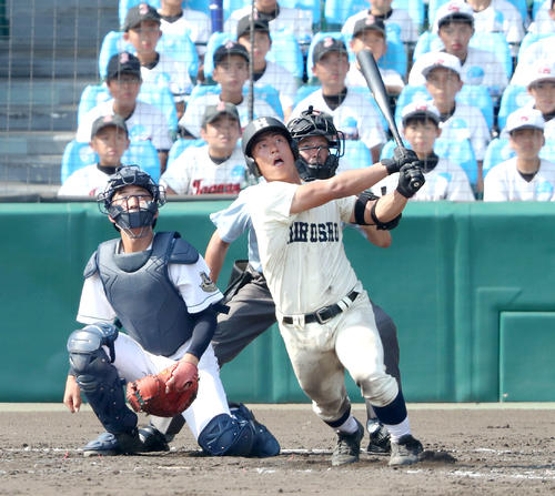 広島商対岡山学芸館　5回表無死、山路祥都は左越え本塁打を放つ（撮影・上山淳一）