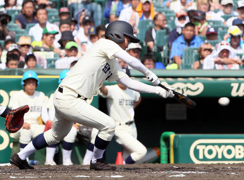 2回表広島商1死一、三塁、杉山は二塁へ同点スクイズを決める（撮影・栗木一考）