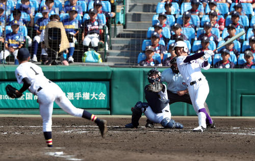 日本文理対関東第一　3回裏関東第一2死満塁、逆転となる右越え3点適時二塁打を放つ土屋（撮影・前田充）