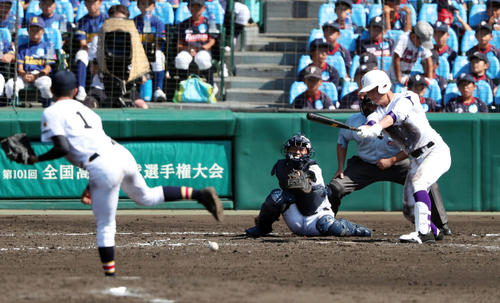 日本文理対関東第一　4回裏関東第一無死三塁、勝ち越しの中前適時打を放つ野口（撮影・前田充）