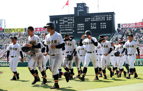 日本文理対関東第一　敗退し、涙して引き上げる日本文理の選手たち（撮影・大野祥一）