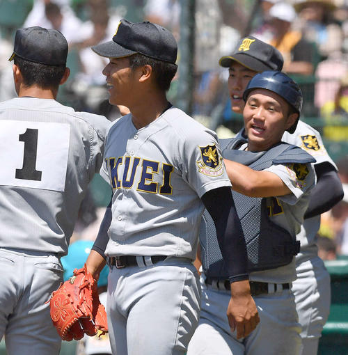 初回を無失点に抑え笑顔を見せる笹倉と捕手・木村の1年生バッテリー（撮影・上田博志）