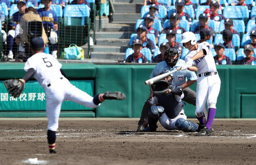 日本文理対関東第一　6回裏関東第一1死二塁、左前適時打を放つ渋谷（撮影・前田充）