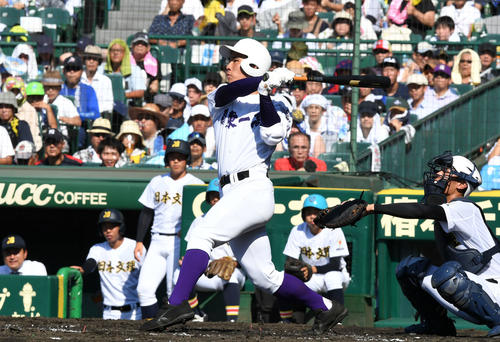 日本文理対関東第一　3回裏関東第一1死、平泉は中越えソロ本塁打を放つ（撮影・山崎安昭）
