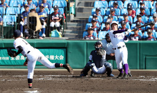 日本文理対関東第一　3回裏関東第一1死、中越え本塁打を放つ平泉（撮影・前田充）