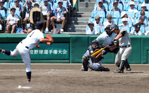 山梨学院対熊本工　12回裏熊本工1死、中越えサヨナラ本塁打を放つ山口（撮影・前田充）