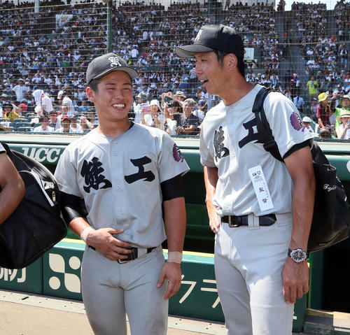田島監督（右）に声をかけられる熊本工・山口（撮影・栗木一考）