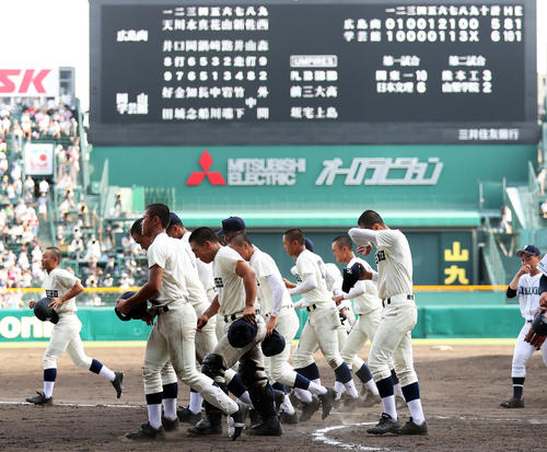 逆転負けを喫し涙する広島商の選手たち（撮影・大野祥一）