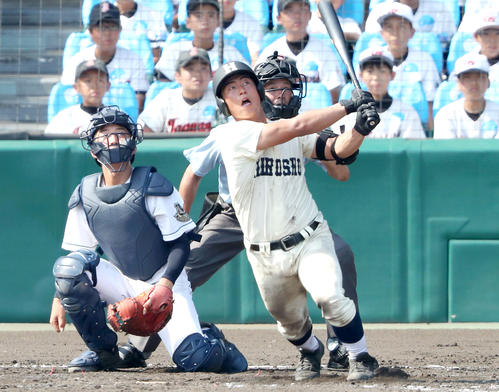 5回表広島商無死、山路は左越え本塁打を放つ（撮影・上山淳一）