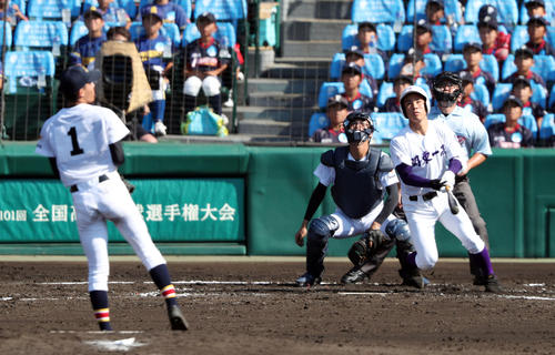 日本文理対関東第一　3回裏関東第一1死、中越え本塁打を放つ平泉（撮影・前田充）