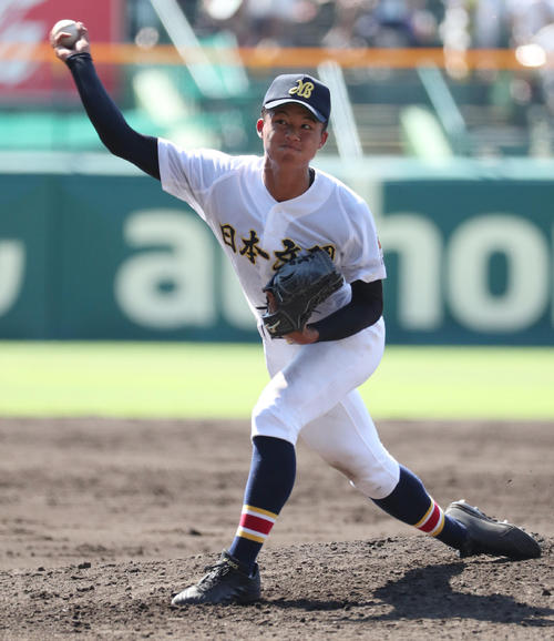 関東第一戦に2番手で登板する日本文理・長谷川（撮影・白石智彦）