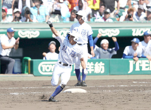 作新学院対筑陽学園　9回裏筑陽学園2死一、二塁、石川は同点右越え2点三塁打を放ちガッツポーズで二塁に向かう（撮影・上山淳一）