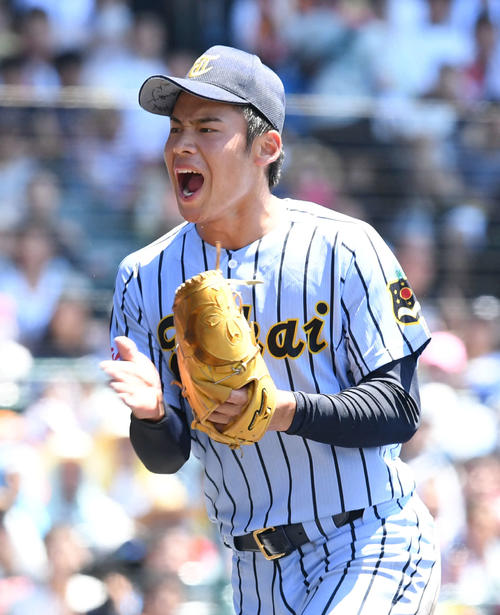 東海大相模対近江　ベンチに戻りながら雄たけびを上げる東海大相模先発の遠藤（撮影・山崎安昭）