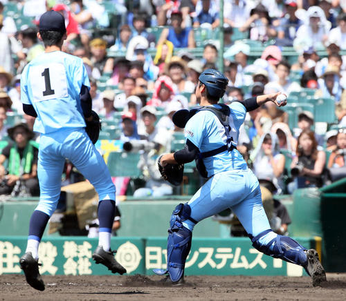 2回表東海大相模2死、遠藤の打球を悪送球する有馬（撮影・栗木一考）