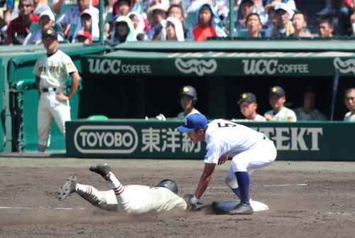 作新学院対筑陽学園　10回表作新学院無死二塁、二走福田は三盗を決める、右は三塁手福島悠介（撮影・上山淳一）